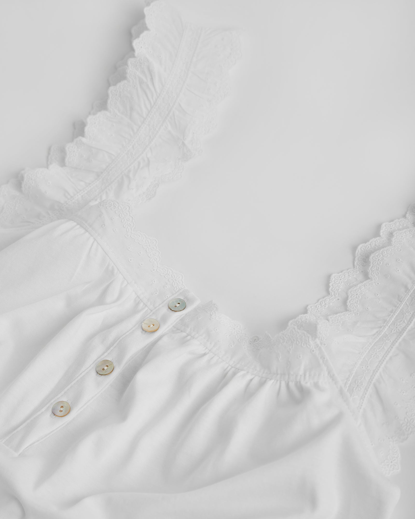 Chemise de nuit blanche à bandes brodées pour femme