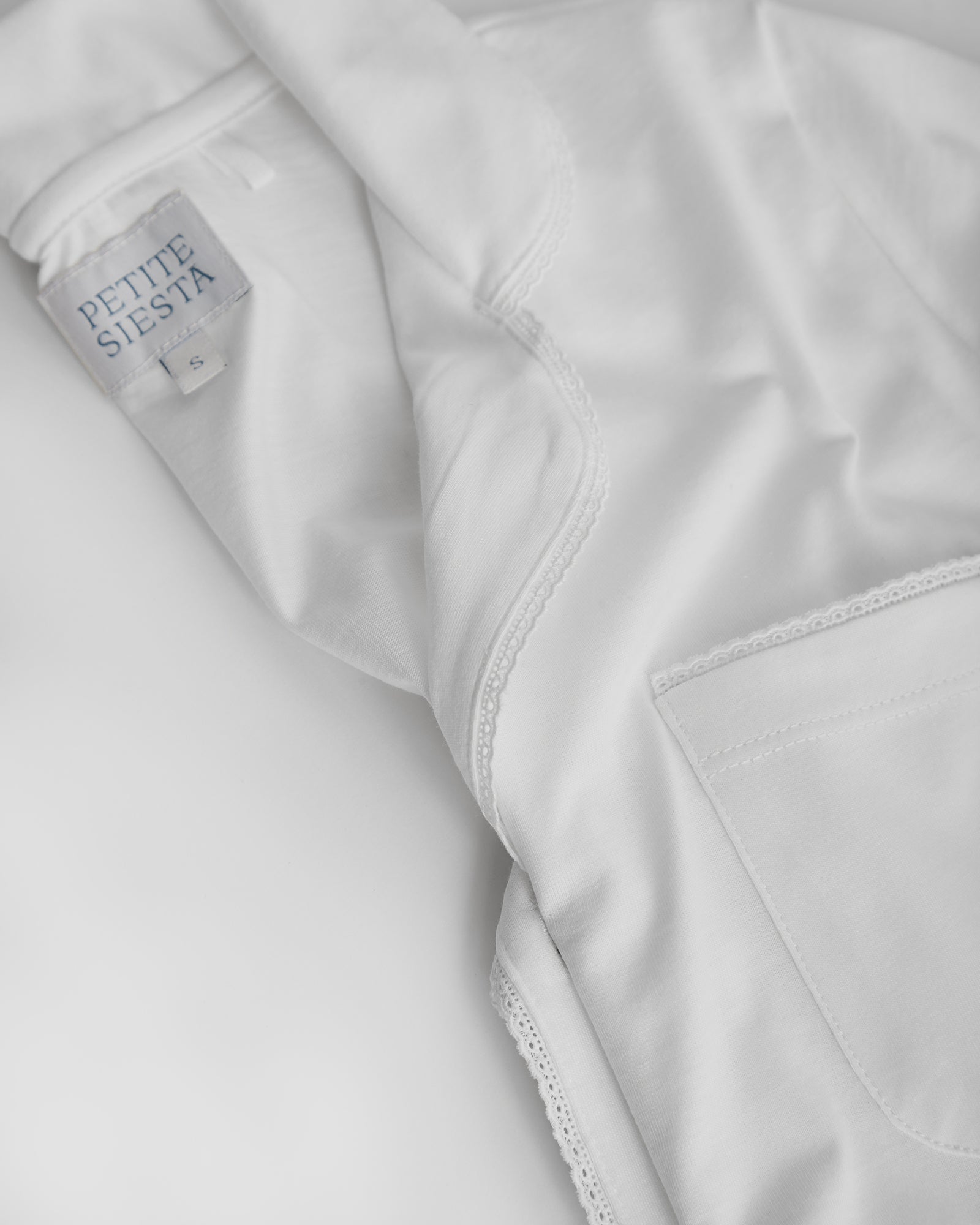 Chemise de nuit blanche pour femme avec bande brodée