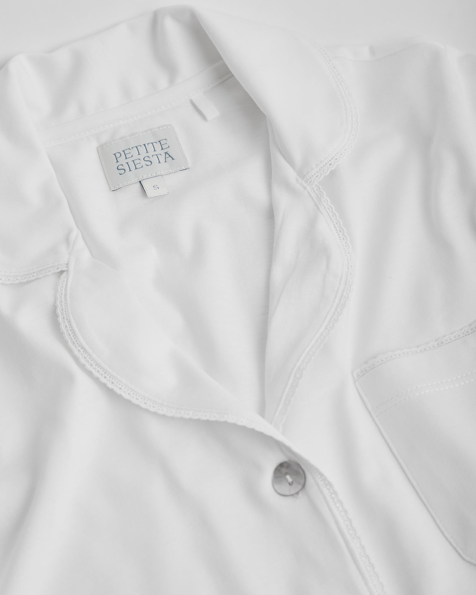 Chemise de nuit blanche pour femme avec bande brodée