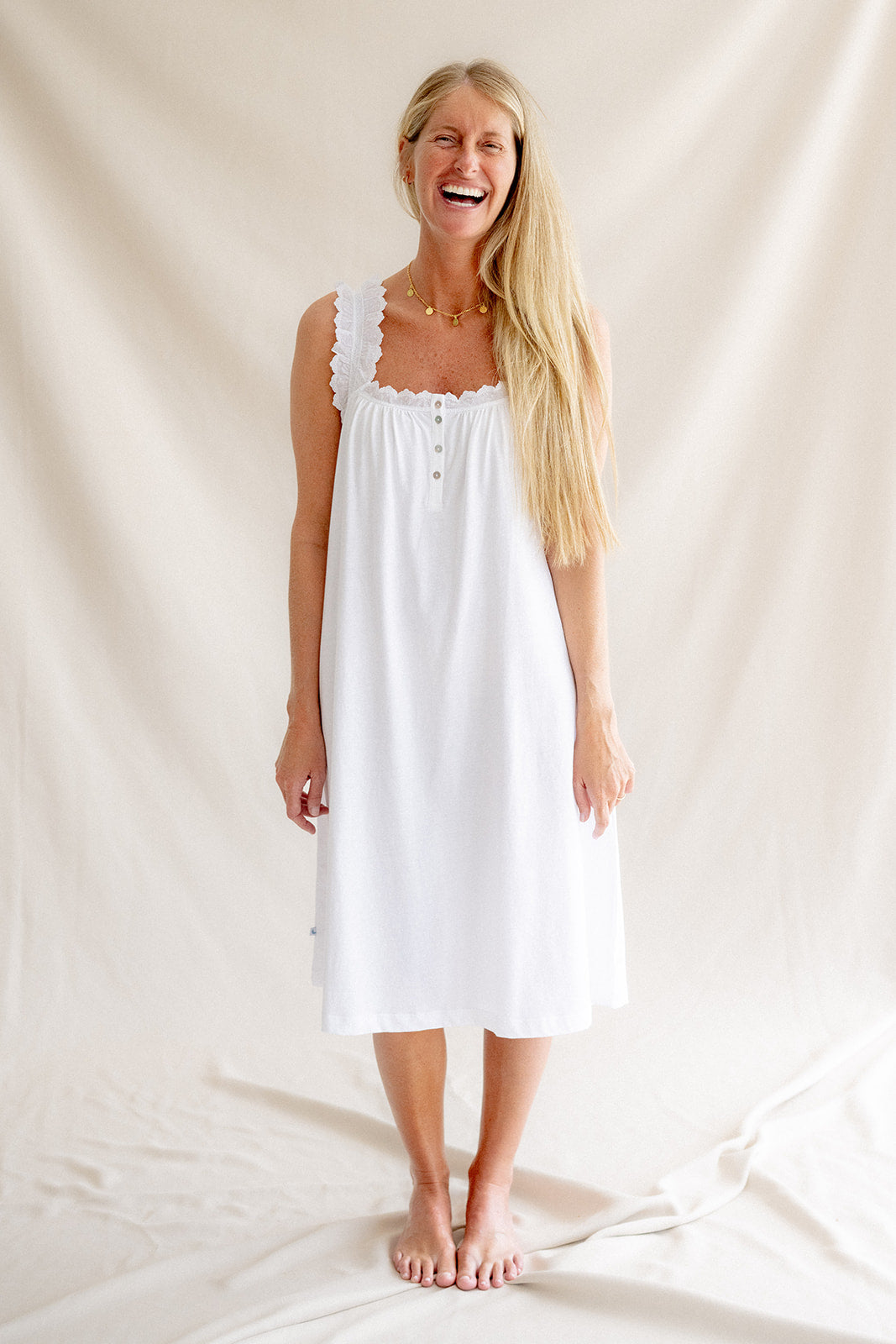Chemise de nuit blanche à bandes brodées pour femme
