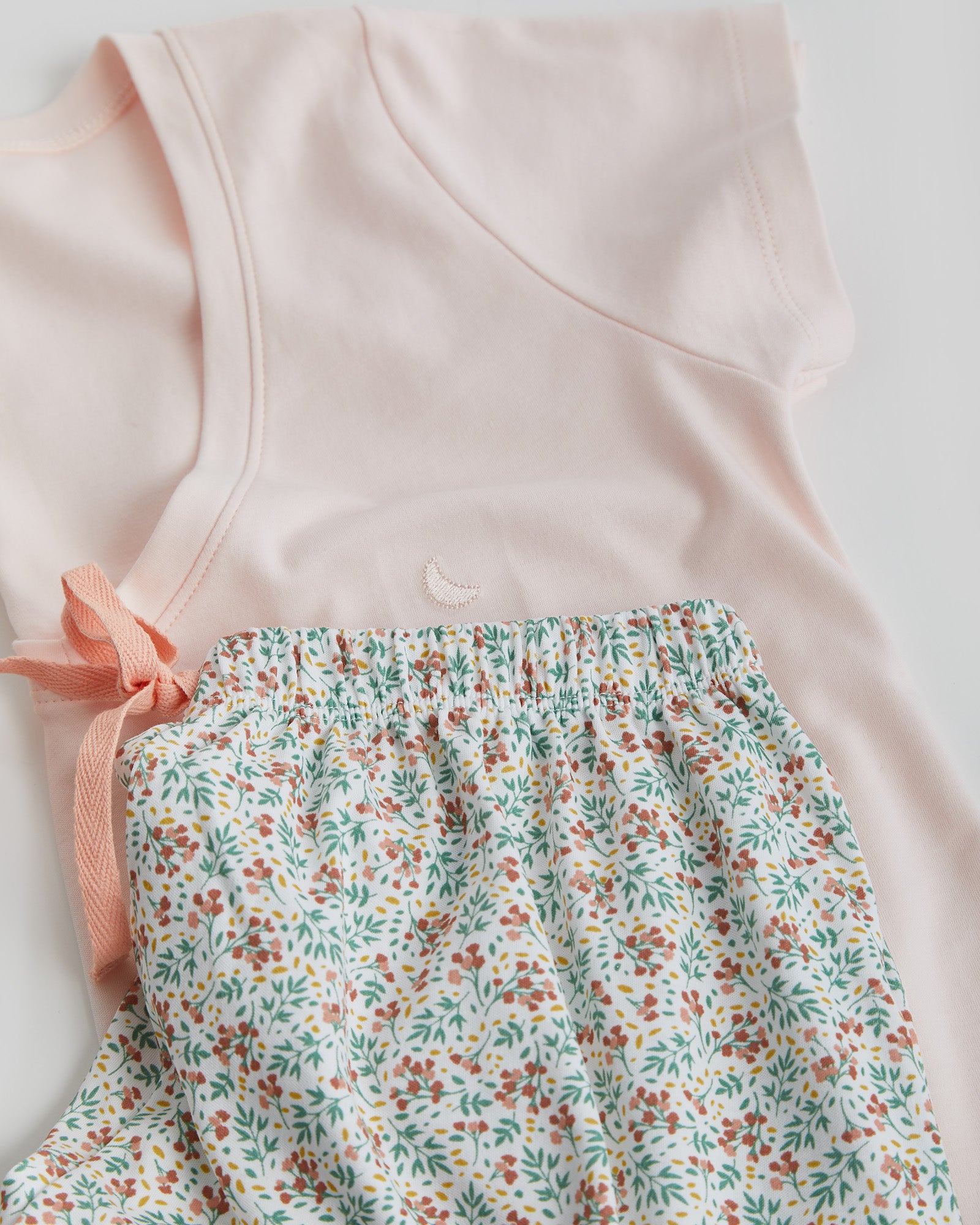 Pyjama court fleuri pour femme