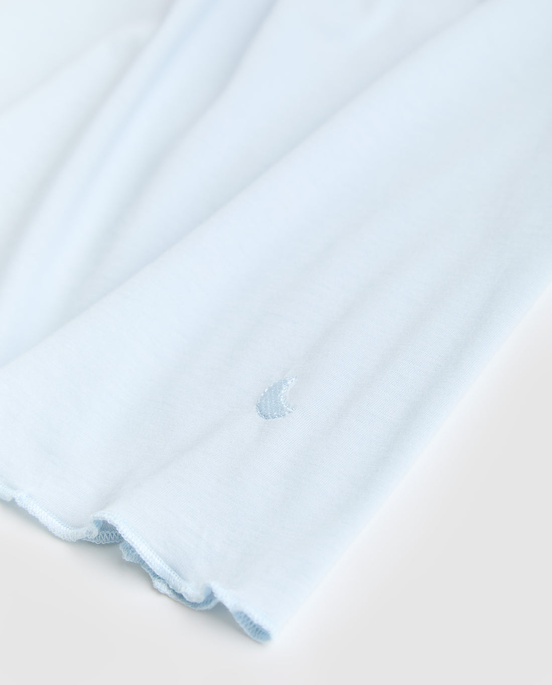 Chemise de nuit courte bleue à bretelles pour femme