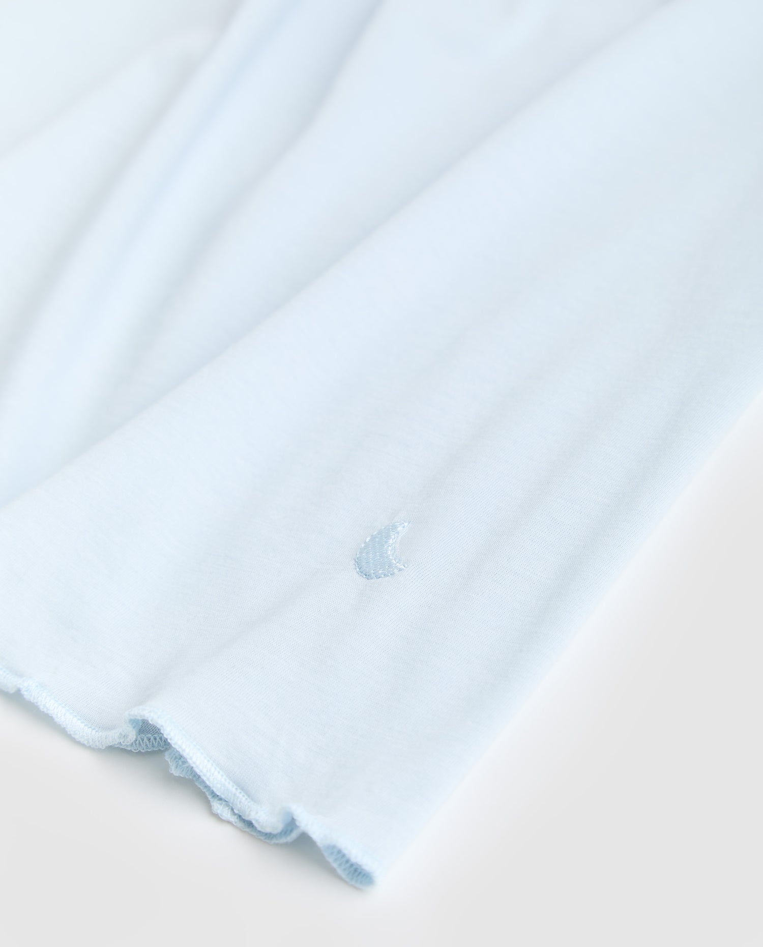Chemise de nuit courte bleue à bretelles pour femme