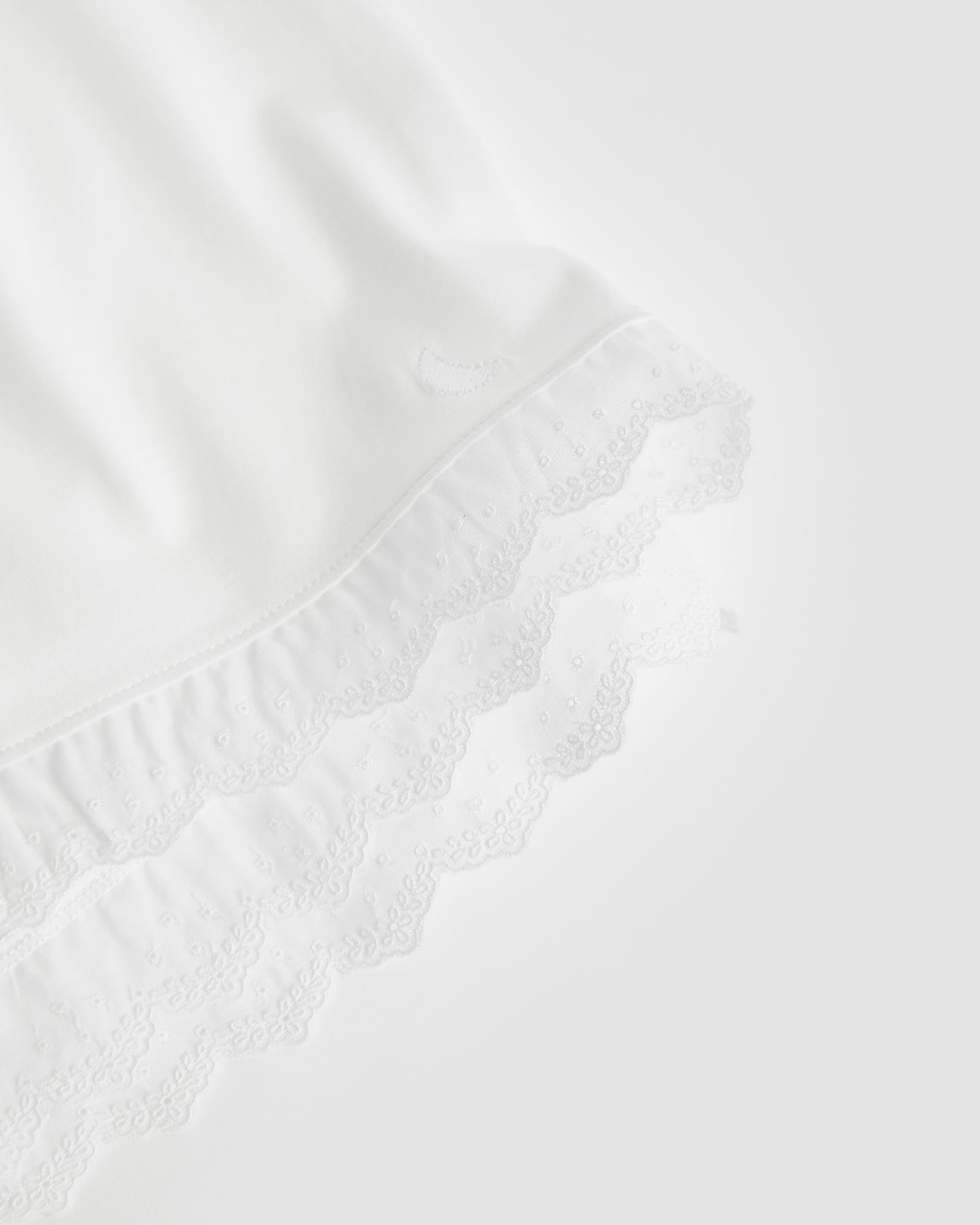 Pyjama femme à bandes blanches brodées