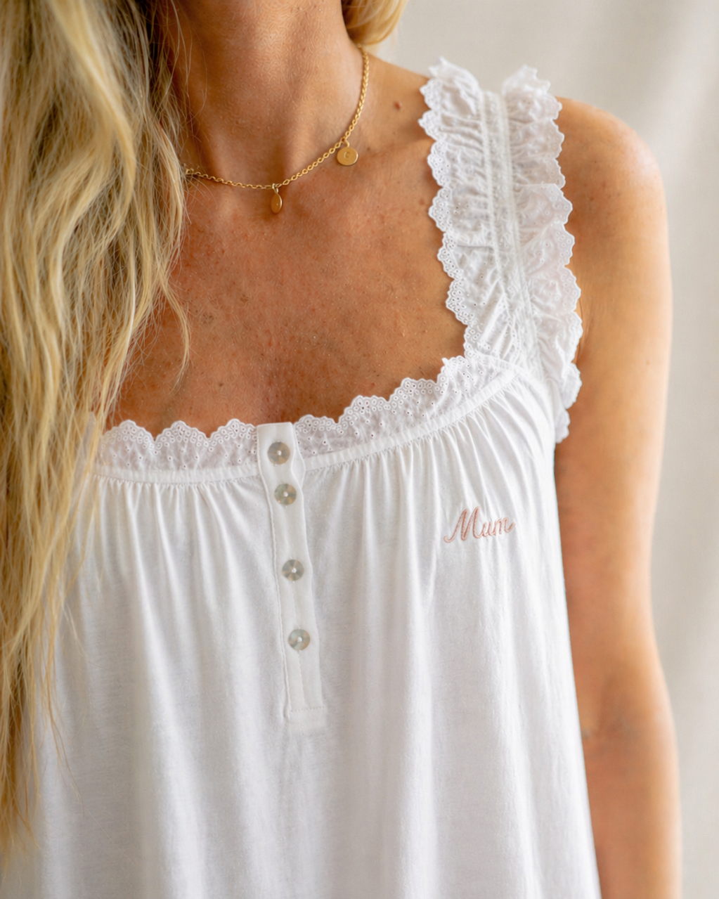 Chemise de nuit blanche à bandes brodées pour femme